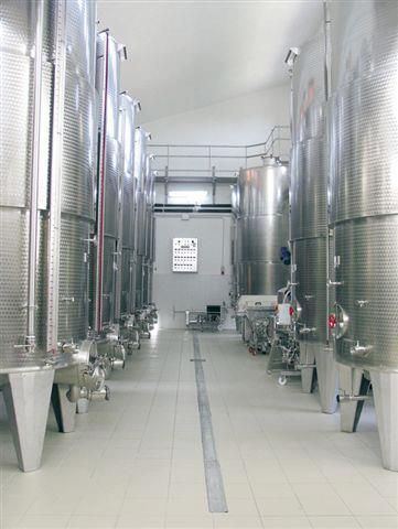 I tini in acciaio della cantina di vinificazione